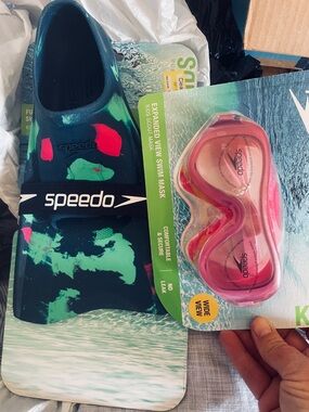 New Kids Speedo Flippers Fins Sz 1/2 & Googles 3-6 Yrs